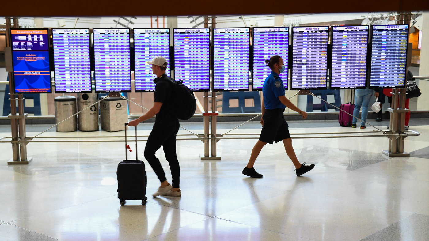 A federal choose ended its mask mandate, so why is the govt sluggish to enchantment? : Pictures